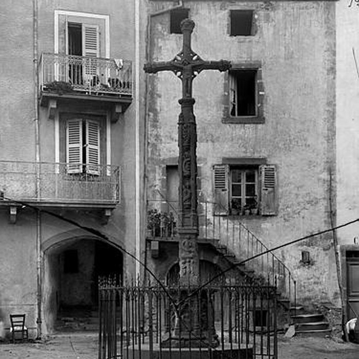 Photo de Croix sur la place de léglise