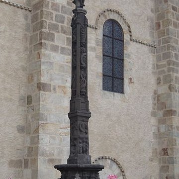 Croix sur la place de léglise