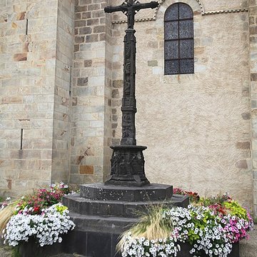 Croix sur la place de léglise