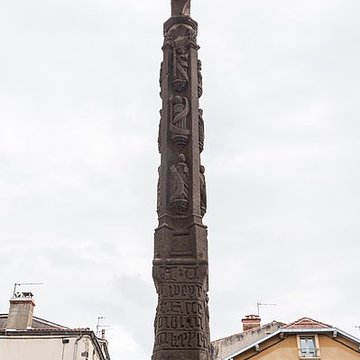 Croix sur la place de léglise