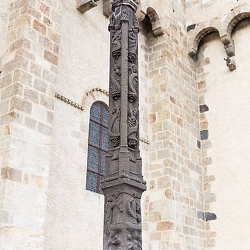 Croix sur la place de léglise