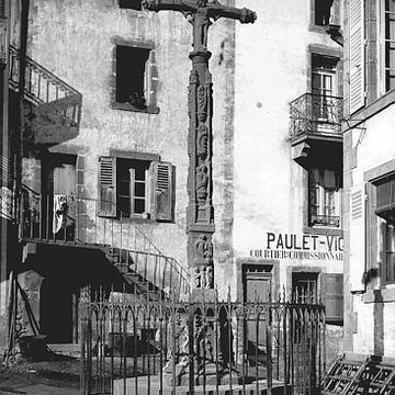 Croix sur la place de léglise