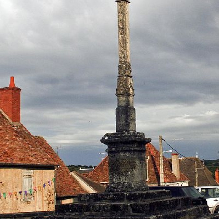Photo de Croix située sur la place centrale