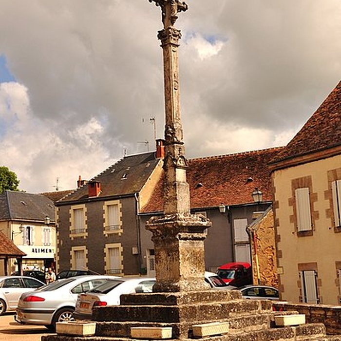 Photo de Croix située sur la place centrale