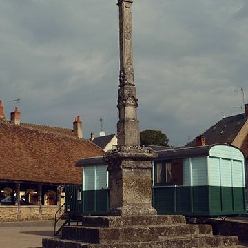 Croix située sur la place centrale