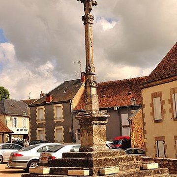 Croix située sur la place centrale