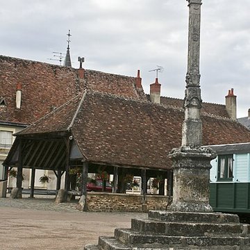 Croix située sur la place centrale