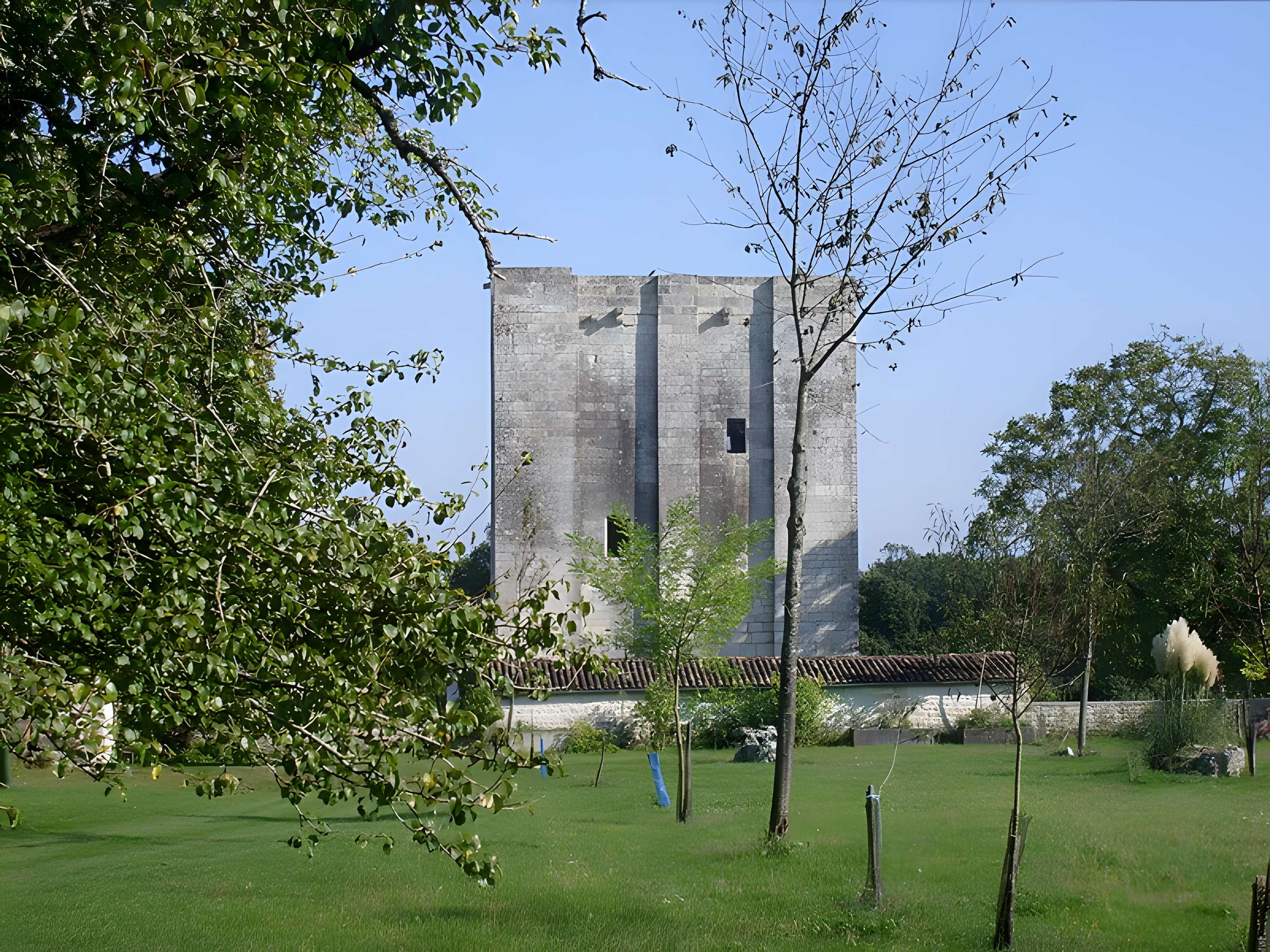 Tour de l'Isleau de Saint-Sulpice-d'Arnoult