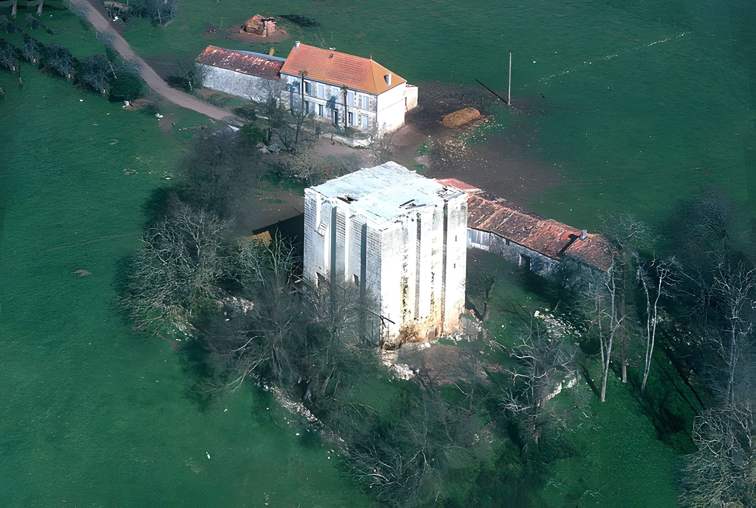 Tour de l'Isleau de Saint-Sulpice-d'Arnoult