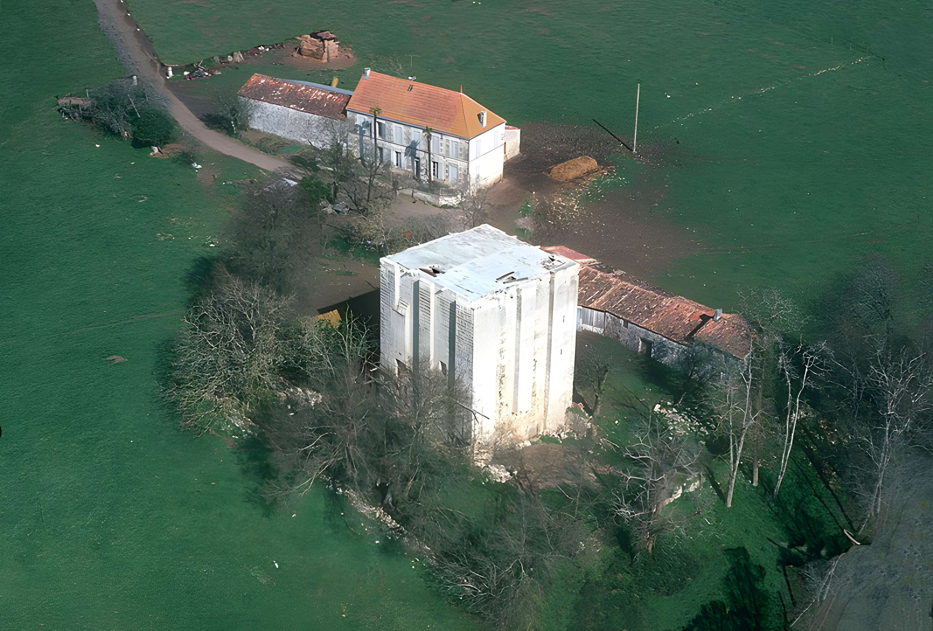 Tour de l'Isleau de Saint-Sulpice-d'Arnoult