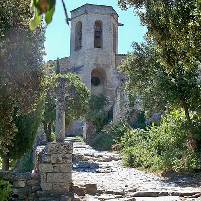 Photo de Croix romane située devant léglise