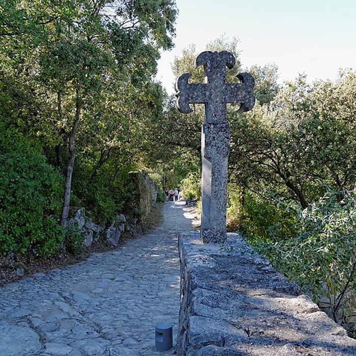 Photo de Croix romane située devant léglise