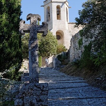 Croix romane située devant léglise