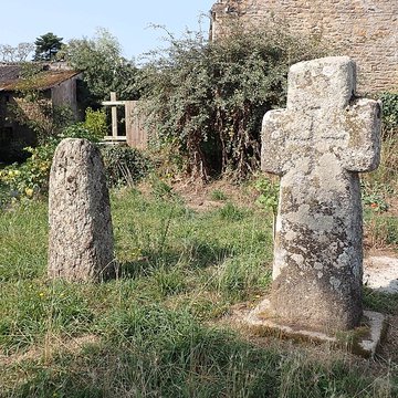 Croix et 2 lechs du Moustoir à Locoal-Mendon
