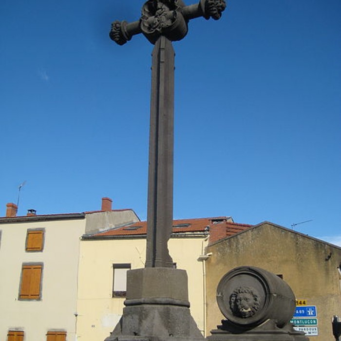 Photo de Croix érigée sur une petite place