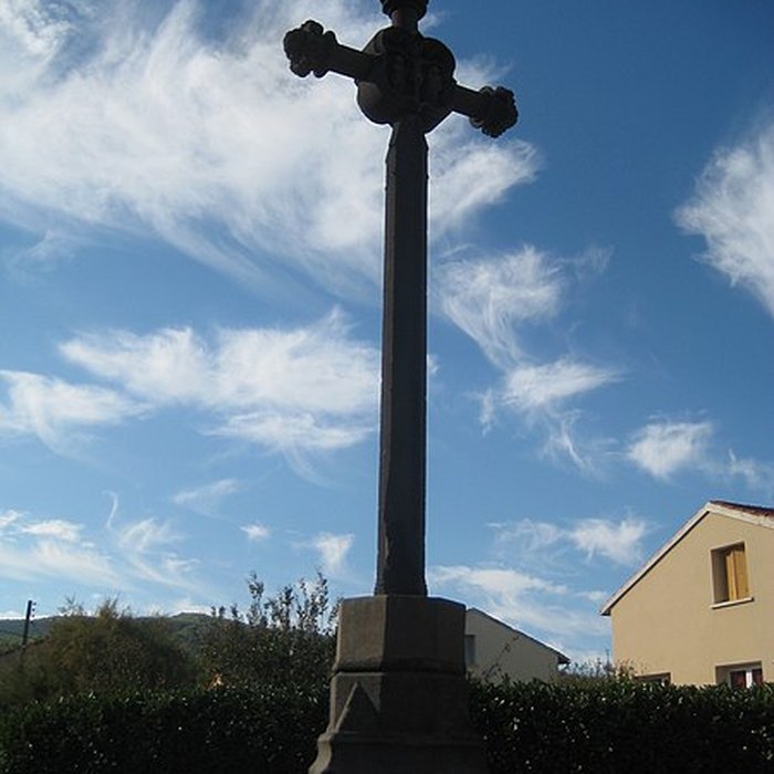 Photo de Croix érigée sur une petite place