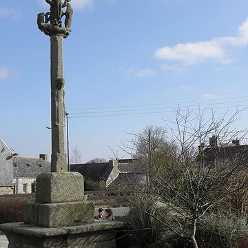 Croix du xviie siècle de Plusquellec