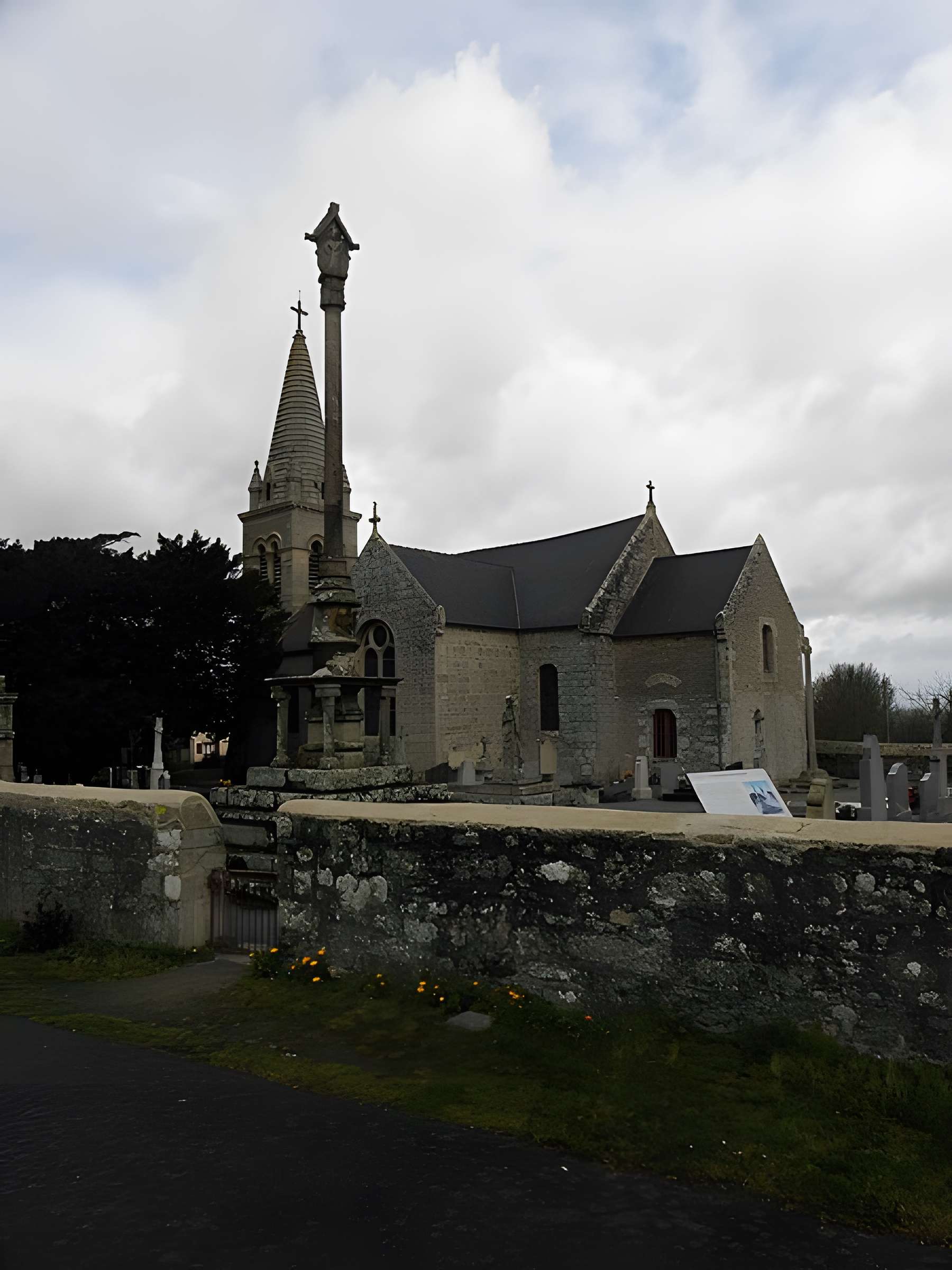 Deux croix de cimetière de Saint-Maudez