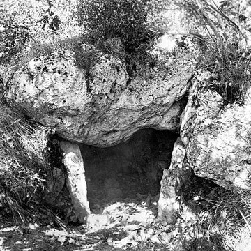 Dolmen dans le tumulus dit La Motte-de-la-Garde de Luxé
