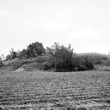 Dolmen dans le tumulus dit La Motte-de-la-Garde de Luxé
