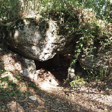 Dolmen dans le tumulus dit La Motte-de-la-Garde de Luxé