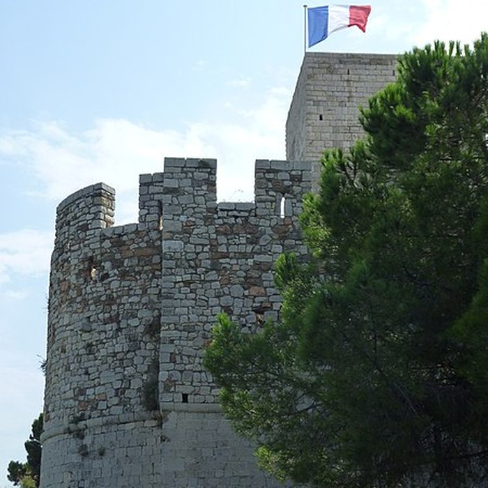Photo de Tour du Suquet, chapelle Sainte-Anne et église Notre-Dame-de-lEspérance