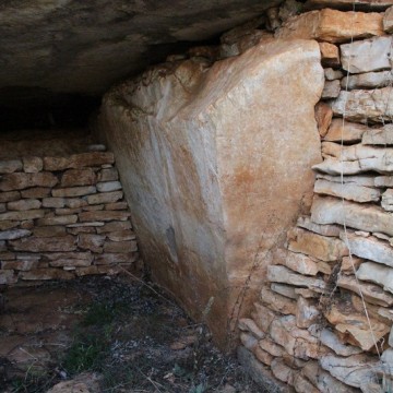 Dolmen des Aguals à Gréalou : Face latérale gauche