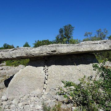 Dolmen du Calvaire à Saint-Alban-Auriolles