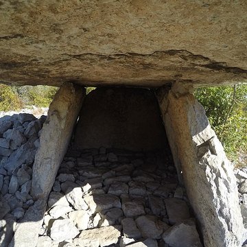Dolmen du Calvaire à Saint-Alban-Auriolles