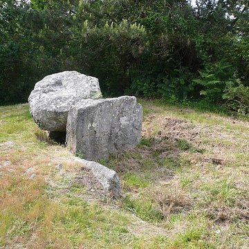 Deux dolmens de Kervadol et bande de terrain autour du dolmen
