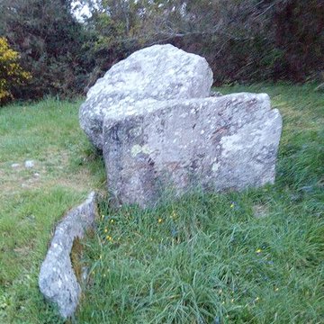 Deux dolmens de Kervadol et bande de terrain autour du dolmen