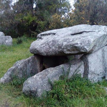 Deux dolmens de Kervadol et bande de terrain autour du dolmen