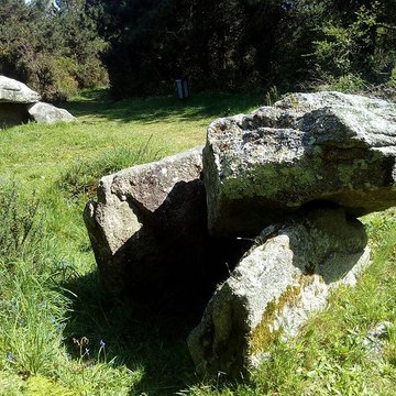 Deux dolmens de Kervadol et bande de terrain autour du dolmen