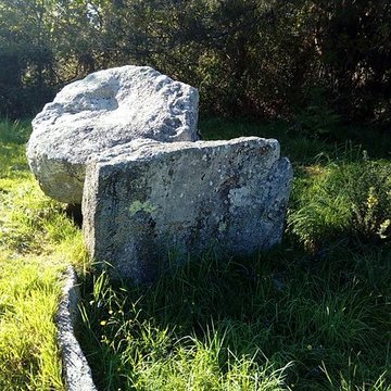 Deux dolmens de Kervadol et bande de terrain autour du dolmen