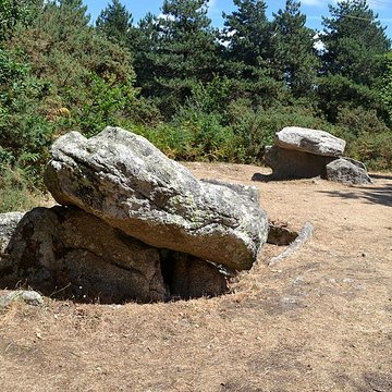 Deux dolmens de Kervadol et bande de terrain autour du dolmen