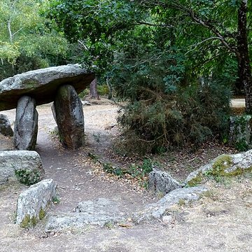 Deux dolmens de Kervadol et bande de terrain autour du dolmen