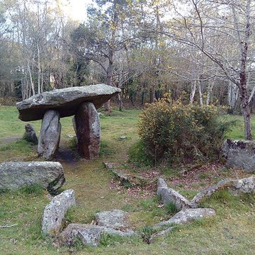 Deux dolmens de Kervadol et bande de terrain autour du dolmen