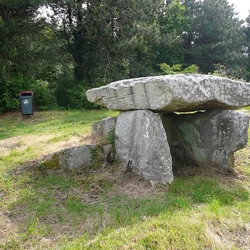Deux dolmens de Kervadol et bande de terrain autour du dolmen
