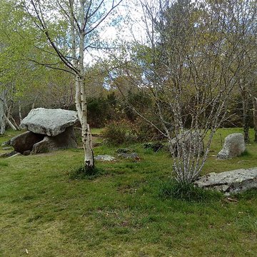 Deux dolmens de Kervadol et bande de terrain autour du dolmen