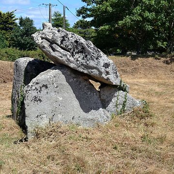 Deux dolmens de Kervadol et bande de terrain autour du dolmen