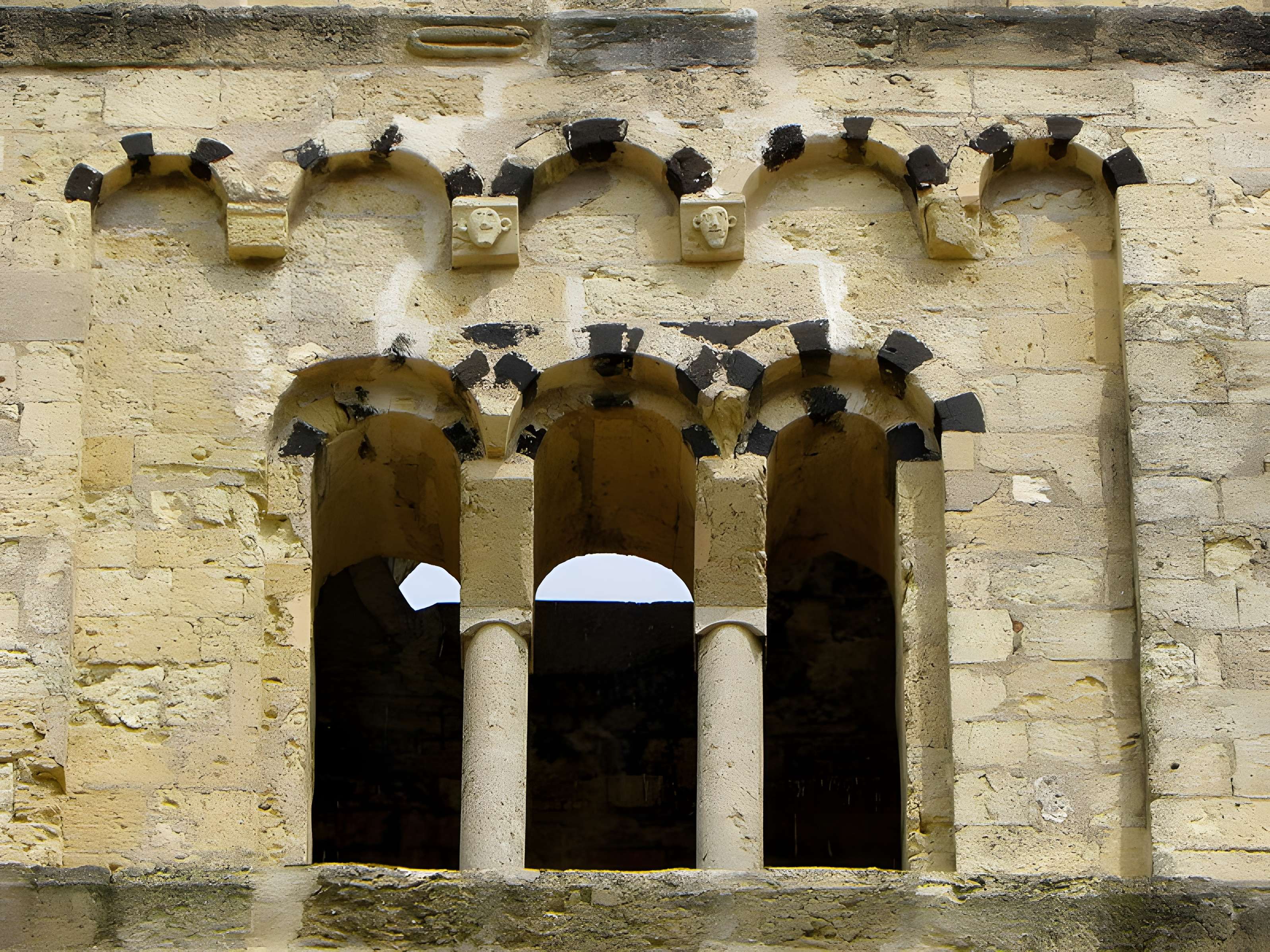 Tour romane de Puissalicon