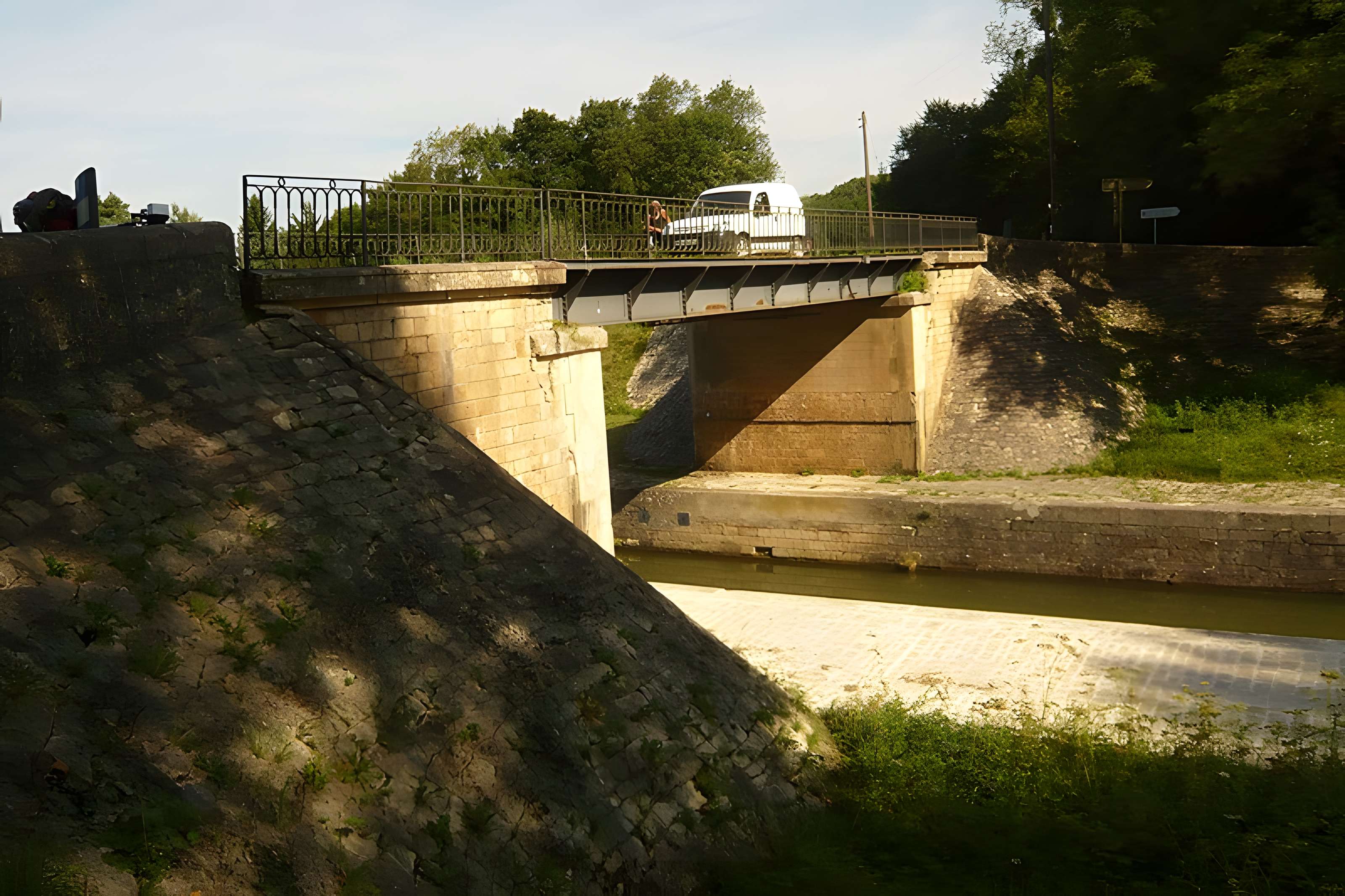 Canal souterrain de Saint-Albin (également sur commune de Scey-sur-Saône-et-Saint-Albin)