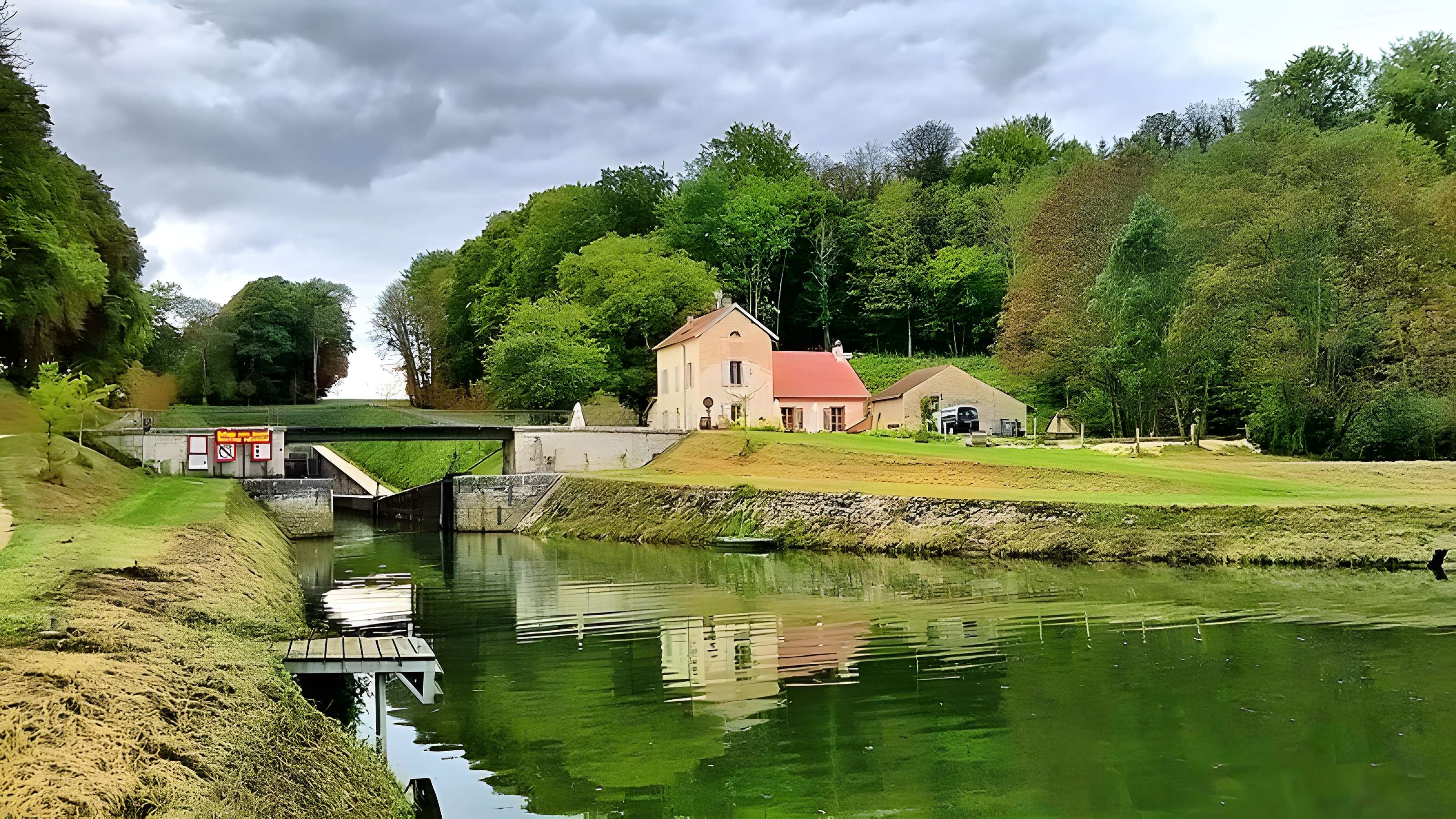 Canal souterrain de Saint-Albin (également sur commune de Scey-sur-Saône-et-Saint-Albin)