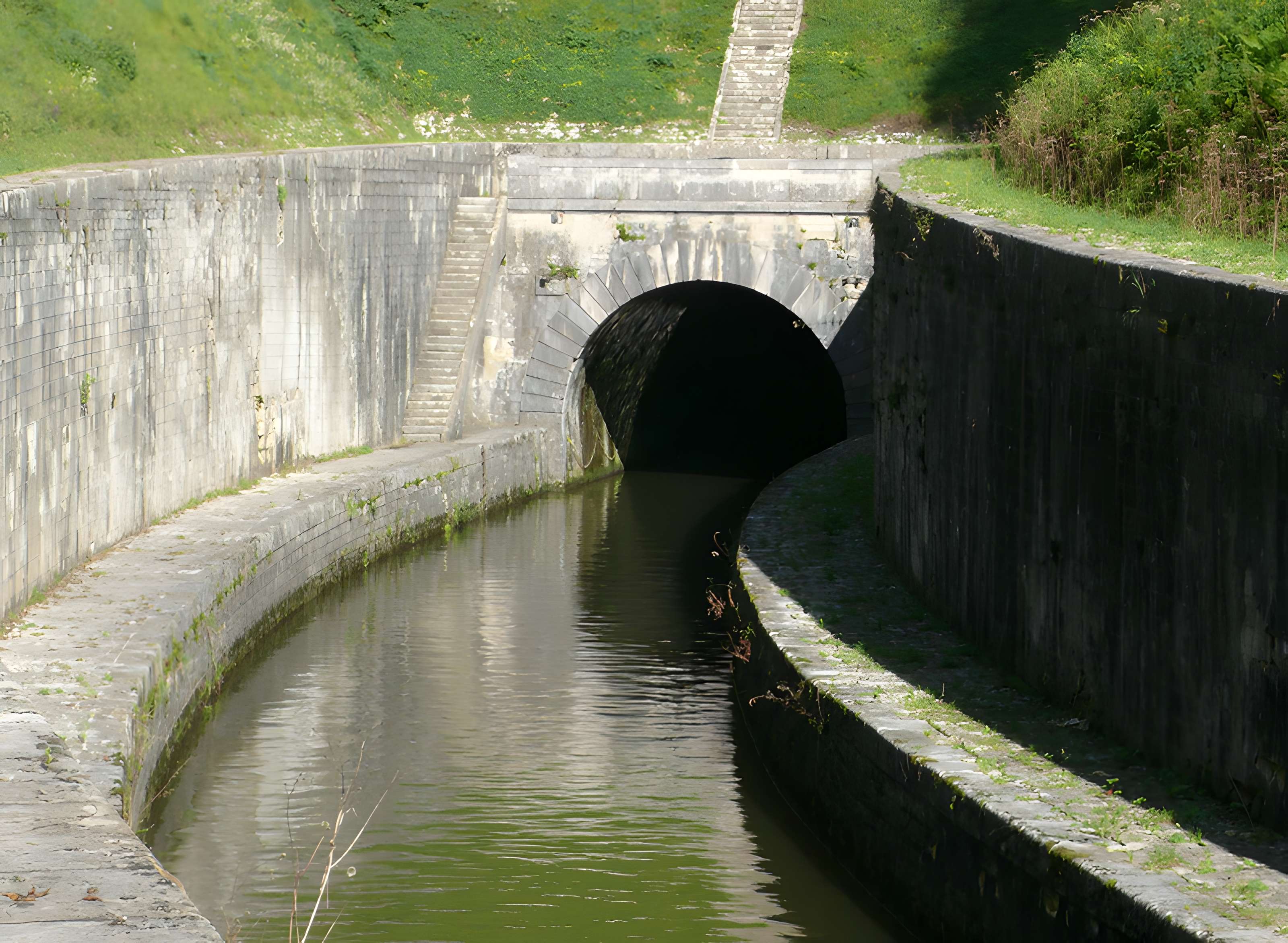 Canal souterrain de Saint-Albin (également sur commune de Scey-sur-Saône-et-Saint-Albin)