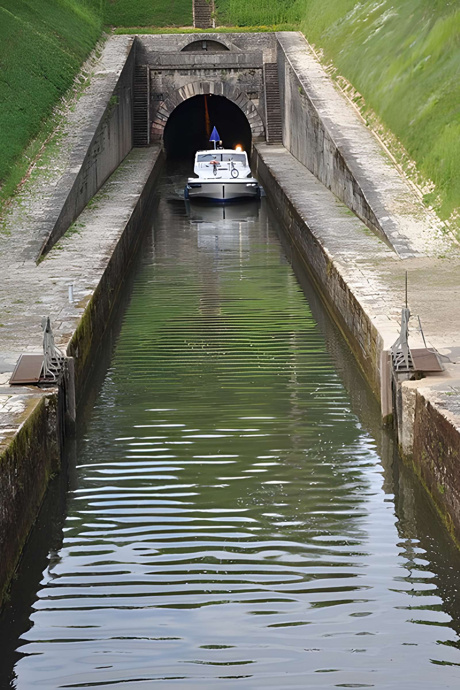 Canal souterrain de Saint-Albin (également sur commune de Scey-sur-Saône-et-Saint-Albin)