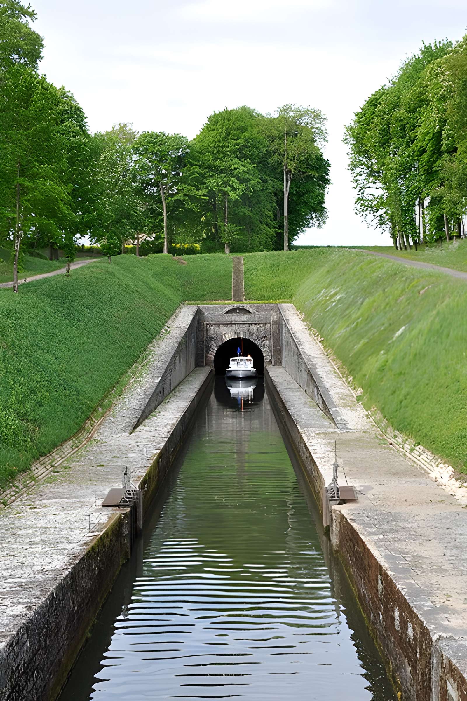 Canal souterrain de Saint-Albin (également sur commune de Scey-sur-Saône-et-Saint-Albin)