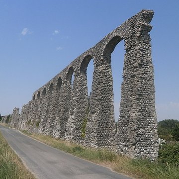 Vestiges de laqueduc romain de Luynes