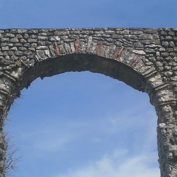 Vestiges de laqueduc romain de Luynes