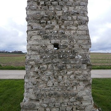Vestiges de laqueduc romain de Luynes