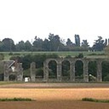 Vestiges de laqueduc romain de Luynes